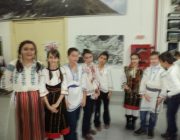 Dans traditional in costume populare